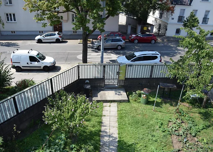 Central-Vintage Villa With Free Parking And 5Min Walk To Metro