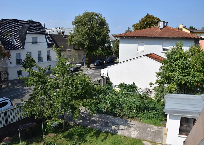 Central-Vintage Villa With Free Parking And 5Min Walk To Metro