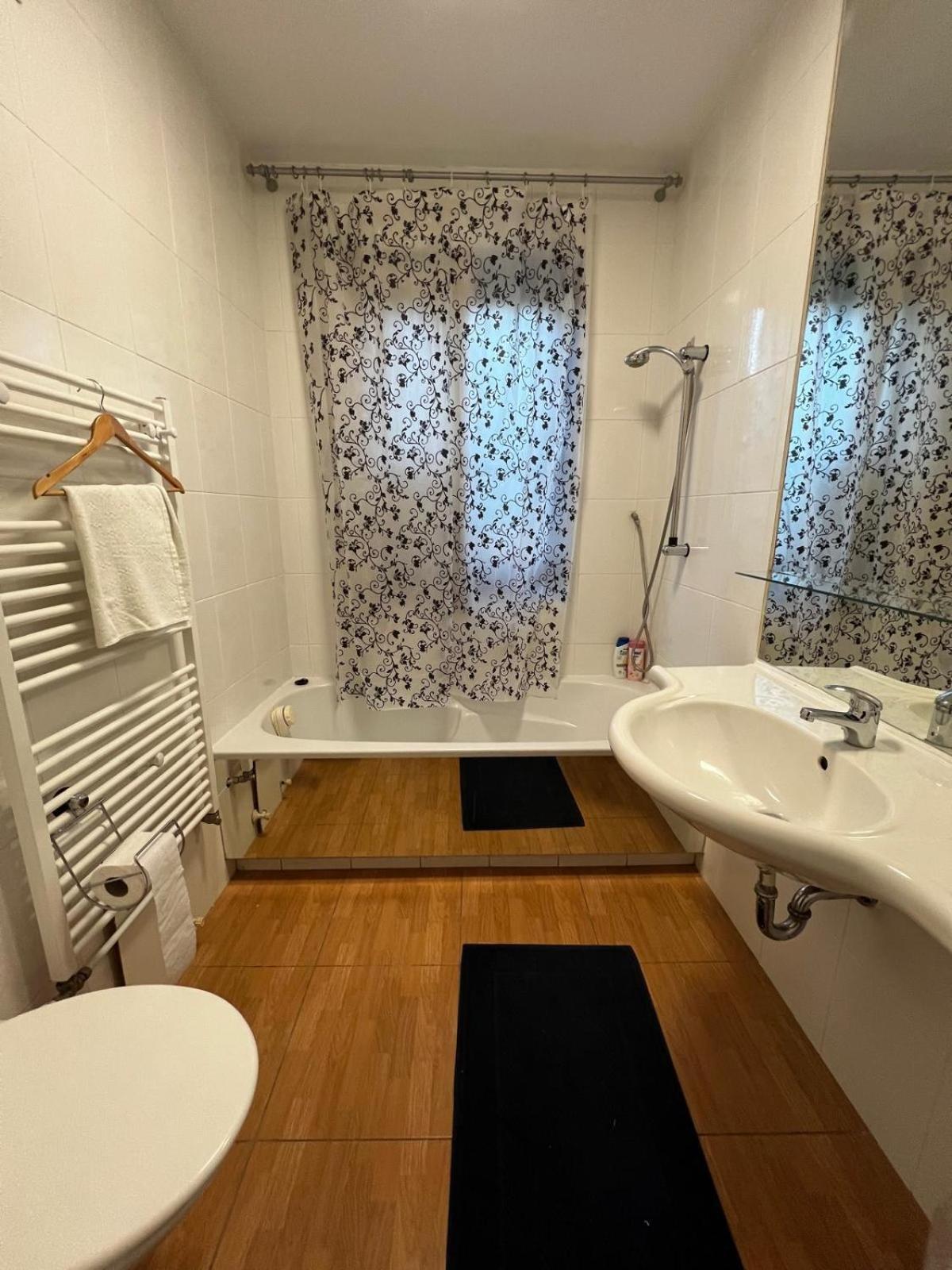 Central-vintage With Free Parking And 5min Walk To Metro * Wiedeń
